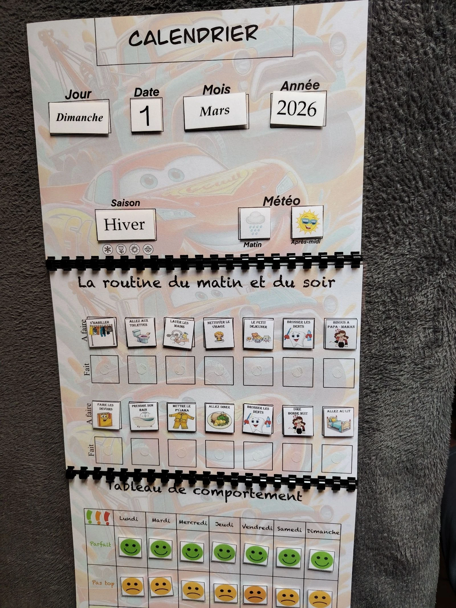 Trio cars le calendrier plus la routine plus comportement 